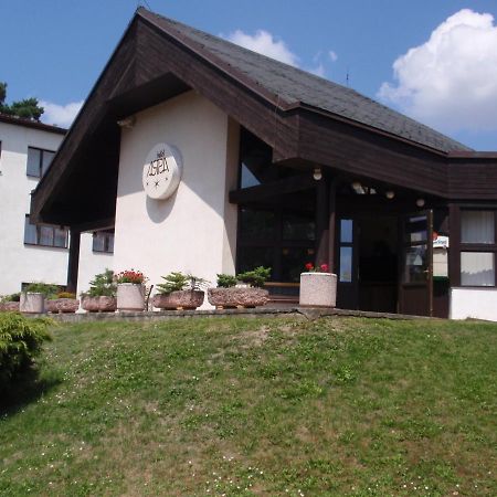Hotel Astra Tuchlovice エクステリア 写真